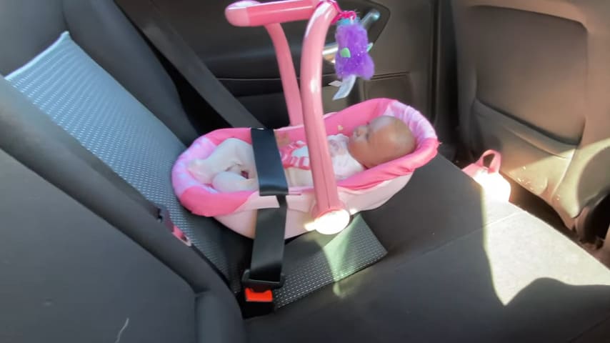 Como llevar un bebé reborn en el coche